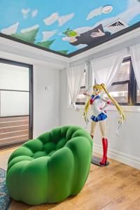 een woonkamer met een groene bank en een standbeeld bij Free Parking - Sailor Moon Art HSE Williamsburg in Brooklyn