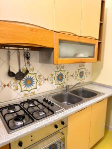 Il comprend une cuisine équipée d'un évier et d'une cuisinière. dans l'établissement Calliope Sorrento Apartment, à Sorrente