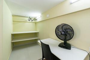 a room with a desk with a fan on it at 41 LOFT DUPLO · LOFT completo perto Zoológico e São Paulo EXPO in São Paulo