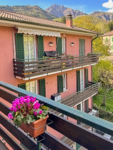 a balcony of a house with flowers on it at Il Bosco - vicino al lago, vicino alle montagne in Ballabio