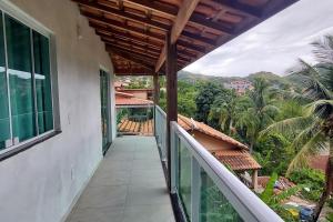 - un balcon offrant une vue sur les montagnes dans l'établissement Chalés João&Maria - Ilhabela, à Ilhabela