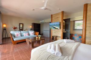Una cama o camas en una habitación de Emeraude Villas - Beach