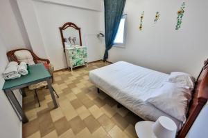 - une chambre avec un lit, une table et une chaise dans l'établissement casa de Antonio, à Camariñas