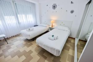 - 2 lits dans une chambre aux murs blancs dans l'établissement casa de Antonio, à Camariñas