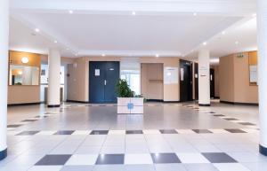 duży hol z doniczką w środku w obiekcie Cosy Appartement - 4 personnes - Disneyland & Paris w mieście Bussy-Saint-Georges