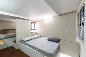 een kleine kamer met een bed en een raam bij 53 LOFT Quadruplo · LOFT 900m da São Paulo Expo e do metrô Jabaguara in Sao Paulo