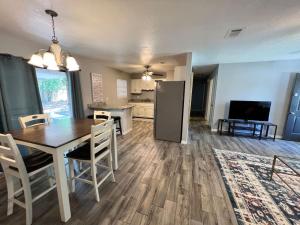 Η κουζίνα ή μικρή κουζίνα στο Cozy Ocean Springs Get-away +2 φωτογραφίες