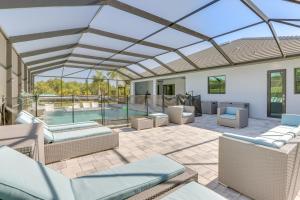 Peldbaseins naktsmītnē Pet-Friendly Lehigh Acres Home with Private Pool! vai tās tuvumā