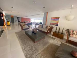 - un salon avec un canapé et une table dans l'établissement Flat 120 / Veredas / 300m2 HotPark, à Rio Quente