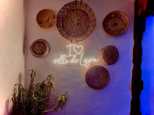 Ein Schild, auf dem steht, dass ich William Öko liebe, hängt an einer Wand in der Unterkunft El Oasis de la villa in Villa de Leyva