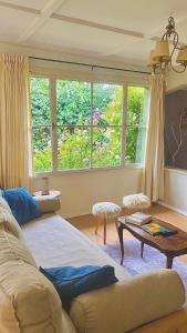 a living room with a couch and a table at Casita excelente ubicación in San Carlos de Bariloche