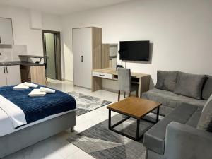 1 dormitorio con cama, sofá y escritorio en WolfMoon, en Herceg-Novi