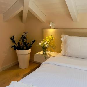 Ein Bett oder Betten in einem Zimmer der Unterkunft Rea Boutique Hotel