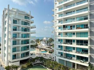 una vista aérea de un gran edificio de apartamentos blanco en Luxury Morros Seaway Cartagena, en Cartagena de Indias