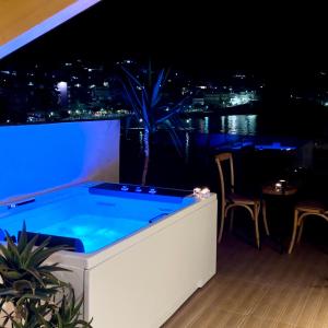 Der Swimmingpool an oder in der Nähe von Rea Boutique Hotel