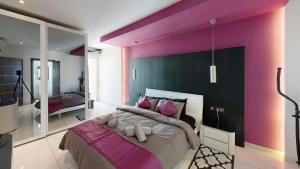 um quarto com uma cama grande e um espelho grande em Amazing Spacious Apartment with BBQ & Jacuzzi em St. Julian's