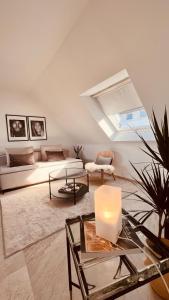 - un salon avec un canapé blanc et une fenêtre dans l'établissement Apartment am Schloss - AIR, à Sarrebruck