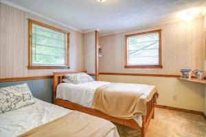 Ένα ή περισσότερα κρεβάτια σε δωμάτιο στο Dandridge Cabin in Inspiration Cove with Lake Access +18 φωτογραφίες