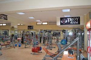 un gimnasio con muchos equipos y una señal en Jewel Glorious Hotel, en El Cairo