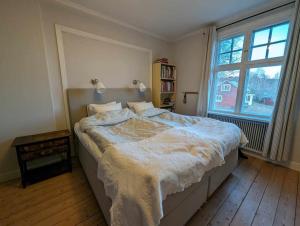 Un dormitorio con una cama grande y una ventana en Hus i Edane, en Edane