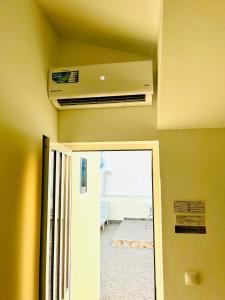 Habitación con techo y aire acondicionado. en Casa BB&Djassi en Ponta do Sol