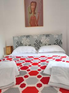 Casetta centro storico في Zagarolo: غرفة نوم بسرير مع أرضية حمراء وبيضاء