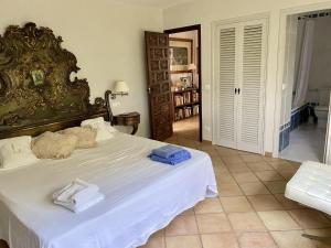 a bedroom with a large bed with towels on it at Casa del Cielo CostaBravaSi in Santa Cristina d'Aro