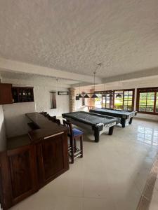 een grote kamer met twee pooltafels erin bij Villa Isabela in Calima