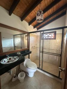 een badkamer met een douche, een toilet en een wastafel bij Villa Isabela in Calima