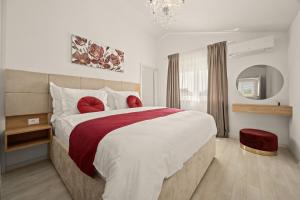 ein Schlafzimmer mit einem großen Bett mit roten Kissen in der Unterkunft Serenity home Villa Tea with heated pyrolysis salt water in Loborika + 37 Fotos