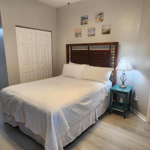 Ένα ή περισσότερα κρεβάτια σε δωμάτιο στο 1 Bed 1 Bath at IMG near Beach +8 φωτογραφίες