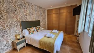 a bedroom with a bed and a wall at Apartamento Cobre in Riópar