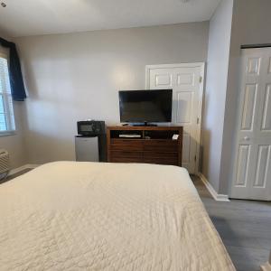 Μια τηλεόραση ή/και κέντρο ψυχαγωγίας στο 1 Bed 1 Bath at IMG near Beach