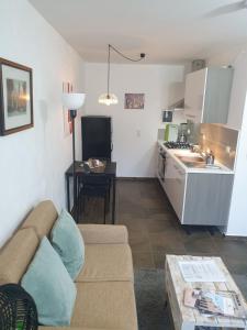 ein Wohnzimmer mit einem Sofa und einer Küche in der Unterkunft Apartamento los 3B in Manabao