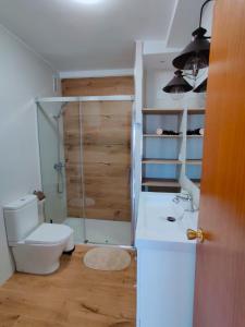 ein Badezimmer mit Toilette und Glasdusche in der Unterkunft Piso cerca Playa con 2 duchas y 5 Aires Acondicionados in Almería
