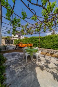 una mesa y sillas en un patio en Villa Croatia Trogir, Center, 4 rooms, parking, jacuzzi, free beach and pool 15 min en Trogir