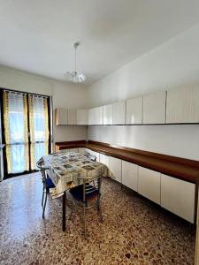 cocina con mesa y sillas en una habitación en Appartamento Via Bologna en Alessandria