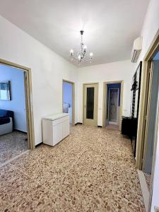 Habitación grande con paredes blancas y suelo de moqueta. en Appartamento Via Bologna en Alessandria