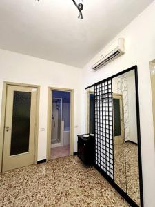 una habitación vacía con puerta y espejo en Appartamento Via Bologna en Alessandria