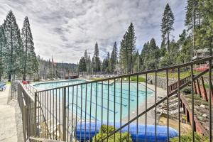 uma vista para uma piscina a partir de uma varanda em Pet-Friendly Blue Lake Springs Cabin with Fire Pit! em Arnold