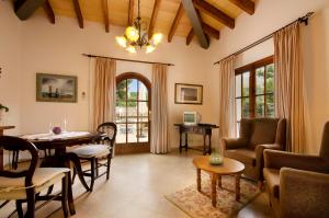 ein Wohnzimmer mit einem Tisch und einem Esszimmer in der Unterkunft Hostal Los Pinos in Cala de Sant Vicent
