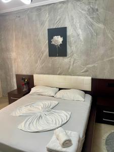 - une chambre avec un lit et une couette blanche dans l'établissement SkyBase, à Tirana