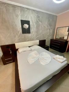 - un lit avec deux archets blancs au-dessus dans l'établissement SkyBase, à Tirana