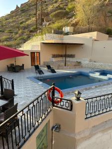 una piscina al lado de un edificio en إستراحة وادي بني خالد, en Dawwah