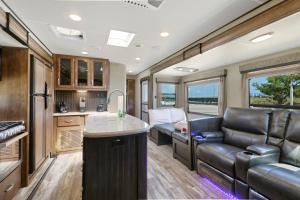 Кухня или мини-кухня в Sunshine Key RV Resort & Marina

