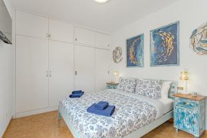 a bedroom with a bed with blue towels on it at BALCÓN DEL ATLÁNTICO in Garachico