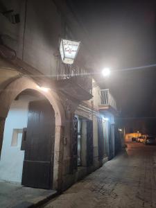 MercatoにあるOspitalità Baffone casa vacanzeの夜間の建物内のバスケットボールのフープを持つ路地