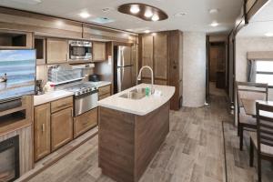 Кухня или мини-кухня в Sunshine Key RV Resort & Marina

