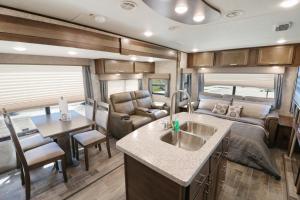 Гостиная зона в Sunshine Key RV Resort & Marina