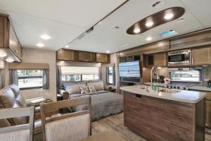 Кухня или мини-кухня в Sunshine Key RV Resort & Marina
